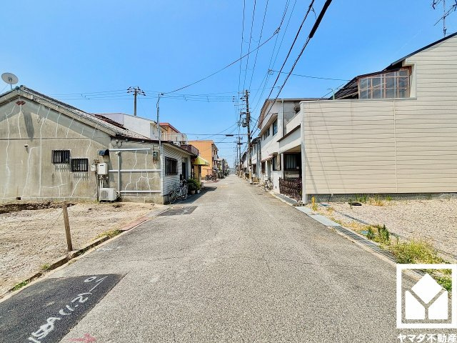 尼崎市西難波町２期の前面道路含む現地写真|前面道路幅員約6.08mとゆったりとした広さがあるのでファミリーカー等の車の出入りもしやすい立地です。
