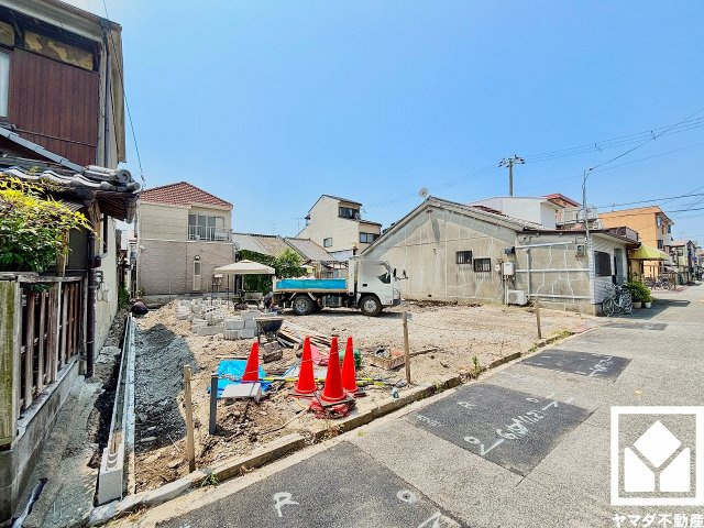 尼崎市西難波町２期の外観|駐車スペースを並列2台分確保。重い荷物や雨の日の移動もスムーズで、快適なカーライフを実現。来客時にも便利です。