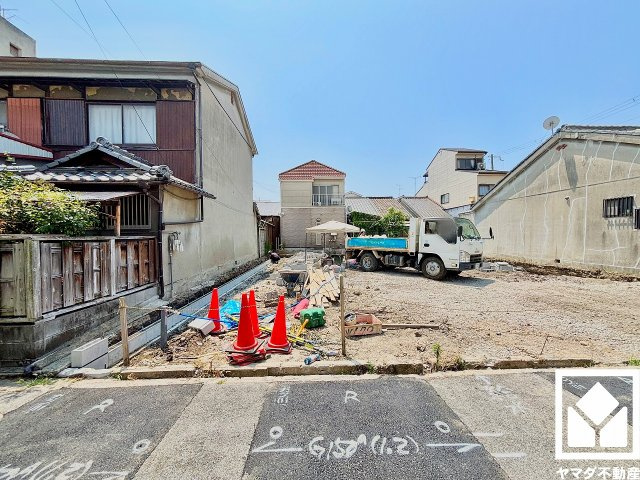 尼崎市西難波町２期の外観|2面採光の窓から自然光を取り込む、開放感あふれるリビング。柔らかな光が降り注ぎ、明るく心地の良い空間になっています。玄関側の窓はシャッター付きでセキュリティやプライバシーにも配慮されています。