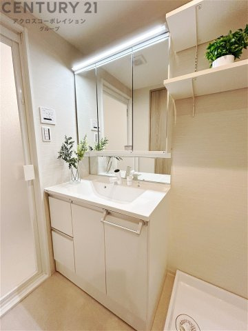 化粧品や洗顔料、歯ブラシなどの必需品をまとめて置ける収納スペースがあり、使用するたびに取り出す手間が省けます。また、水回りのため、濡れても大丈夫な素材が使用されており、お手入れが簡単です。