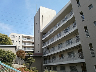 【外観】 | 小高い丘に建つ見晴らし良好