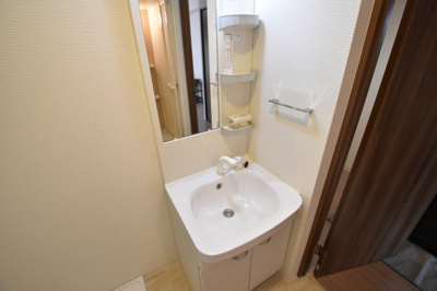 【洗面所】 | メゾンキコー難波南 | 朝の支度にも助かる、独立の洗髪洗面化粧台