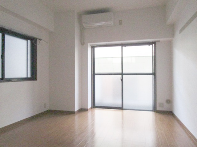 クレールアスカの居間・リビング|2面採光の角部屋です