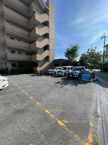 ショーシコン壱番館の駐車場