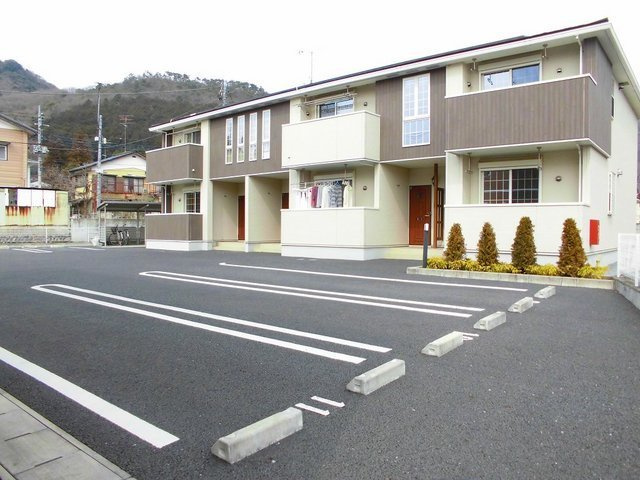カーサ・プラシードＢの駐車場