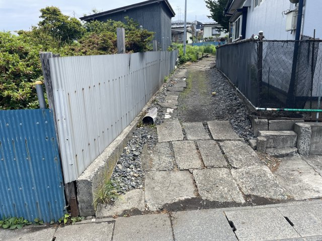八戸市大字白銀町字雷の前面道路含む現地写真