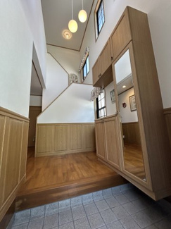 【玄関】 | 廿日市市永原　戸建 | 姿見が付きでお出かけ前の身だしなみも確認できます。