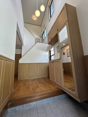【玄関】 | 廿日市市永原　戸建 | 姿見が付きでお出かけ前の身だしなみも確認できます。
