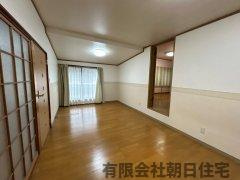 【洋室】 | 東津田町中古戸建 | 2階和室の隣の約10.7帖の洋室です。