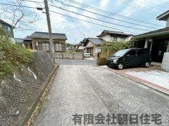 【前面道路含む現地写真】 | 東津田町中古戸建 | 駐車場入り口の道路の写真です。幅員4m私道です。