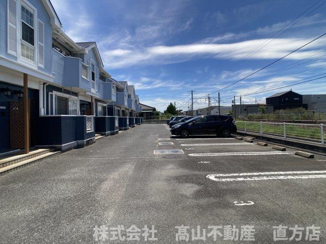 直方市大字感田のアパートの駐車場