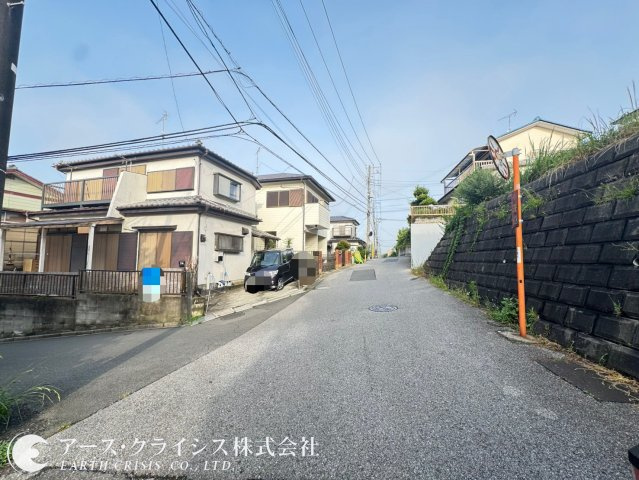 【前面道路含む現地写真】 | 船橋市大穴北8丁目 | 建築条件なし。思い描いたマイホームを、そのままカタチに。陽当たりも良く、ガーデニングや家庭菜園にもぴったりのゆとりある敷地。資産としても魅力のある立地で、将来を見据えた住まい選びを。