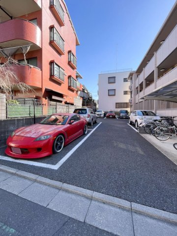 ジェイ・エス・ティ南浦和の駐車場