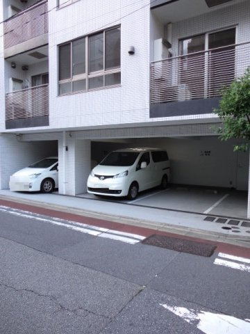 カスタリアお茶の水の駐車場