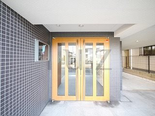 エルニシア横浜蒔田のエントランス