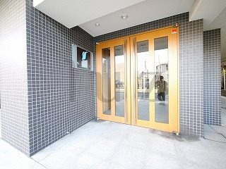 エルニシア横浜蒔田のエントランス