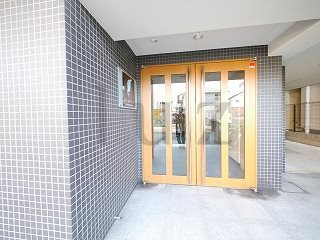 エルニシア横浜蒔田のエントランス