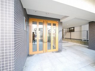 エルニシア横浜蒔田のエントランス