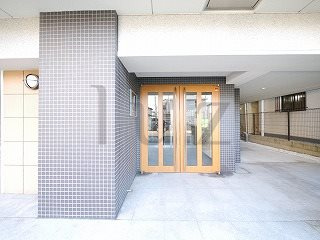 エルニシア横浜蒔田のエントランス
