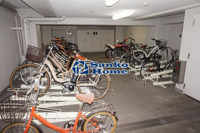 ガーラ・ステーション新富町の駐車場