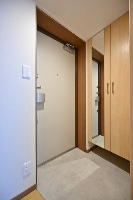 ＣＥＮＴＲＡＬ　ＧＡＲＤＥＮ　ＲＥＳＩＤＥＮＣＥ　ＴＯＫＹＯの玄関|収納もある玄関です