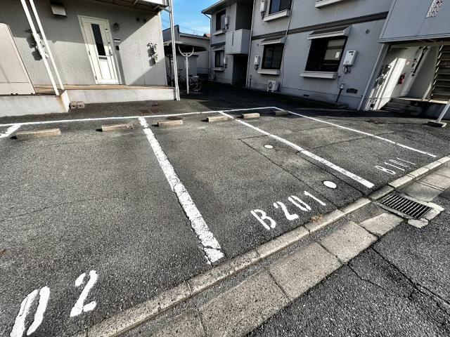 メゾン堀川B棟の駐車場