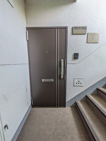 西けやき台団地2号棟の玄関