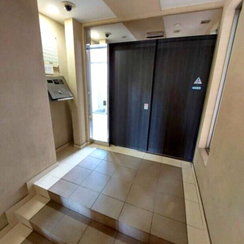 足立区西新井７丁目の賃貸マンションのエントランス