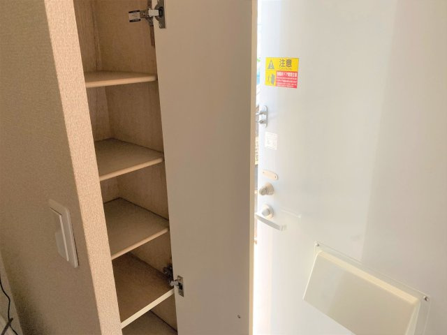 レオパレスさくらの玄関