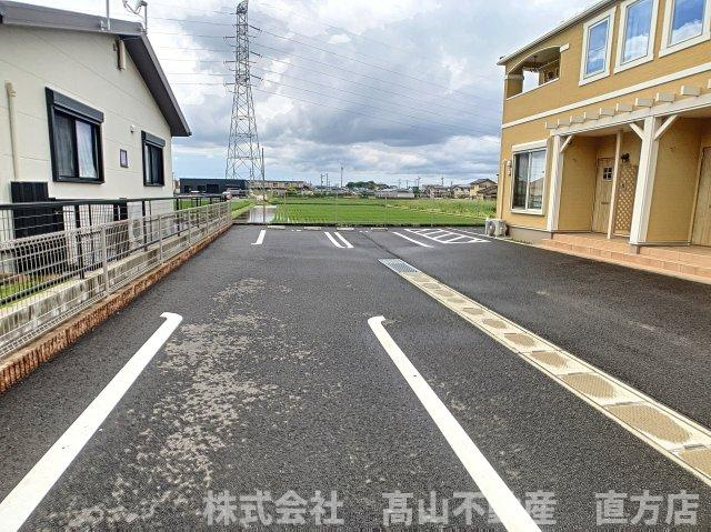 直方市大字感田のアパートの駐車場