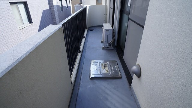 東上町林ビルのバルコニー