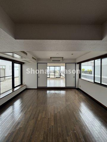 【居間・リビング】 | 丘陵地斜面にひな壇上に存ずる中古マンション♪平塚市が一望できます！
78.53平米のリビングテラスが広がる開放的なお住まいです。