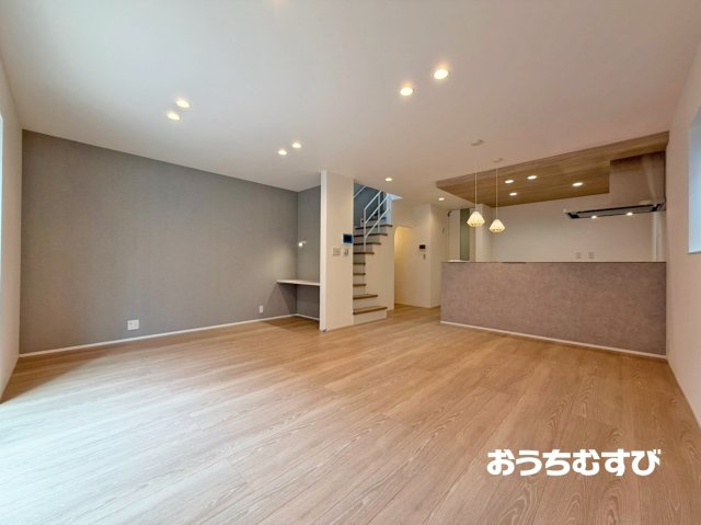 春日井市高山町6期(全3棟)の居間・リビング