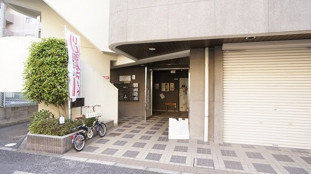 東上町林ビルのエントランス