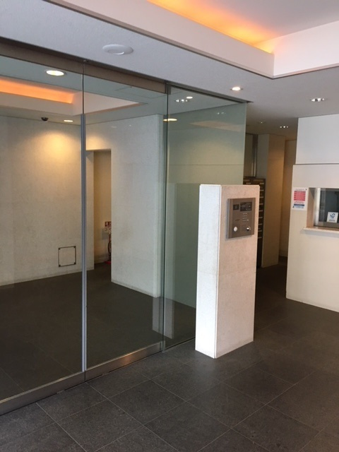 レジデンス両国駅前のエントランス