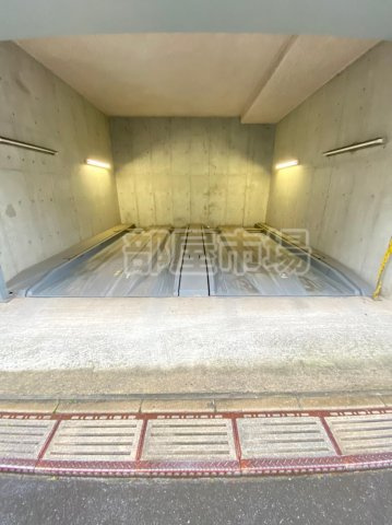 アブレスト西日暮里の駐車場