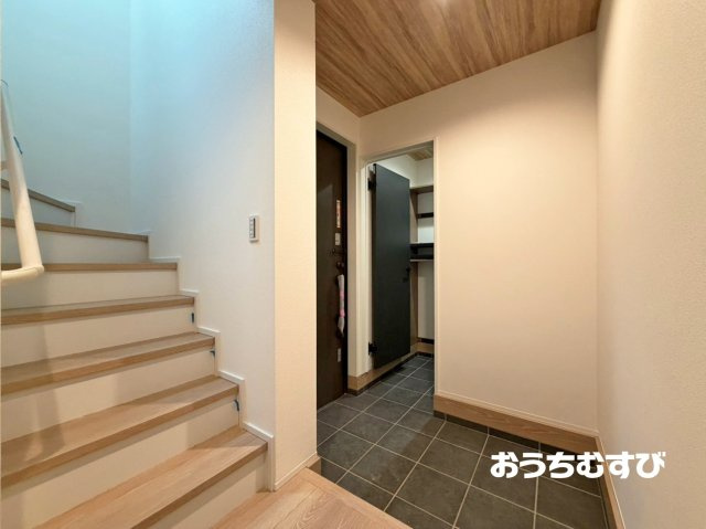 春日井市高山町6期(全3棟)の玄関