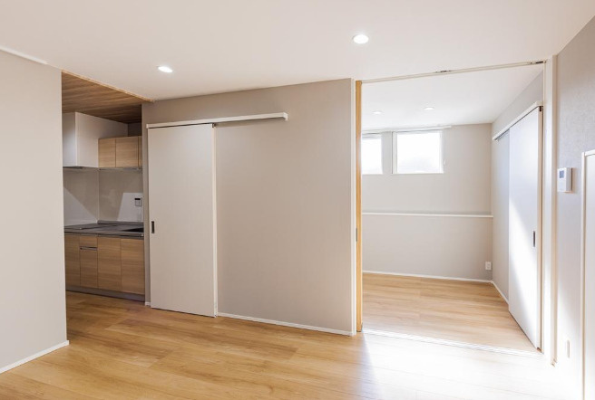 滋賀県長浜市　築浅一棟アパート　スクワールアパートメントの洋室