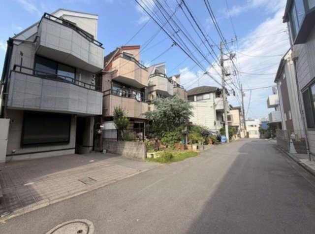 中野区野方２丁目の中古一戸建の前面道路含む現地写真