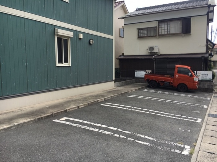 ルピナ　ウエスト　リバーの駐車場