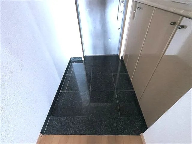 御影山手シティハウスの玄関