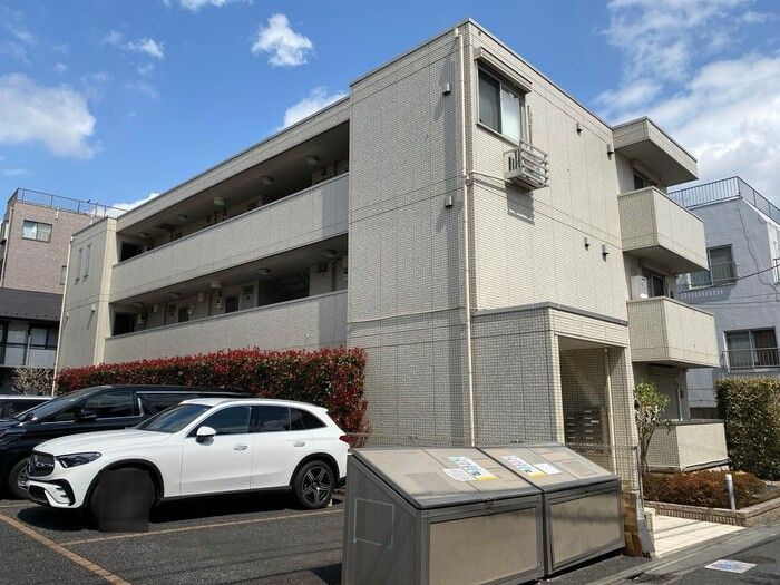フラット明大前の駐車場