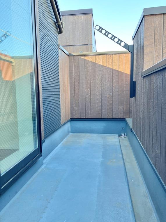 上荻戸建のバルコニー|暖かな日差しのふりそそぐバルコニー