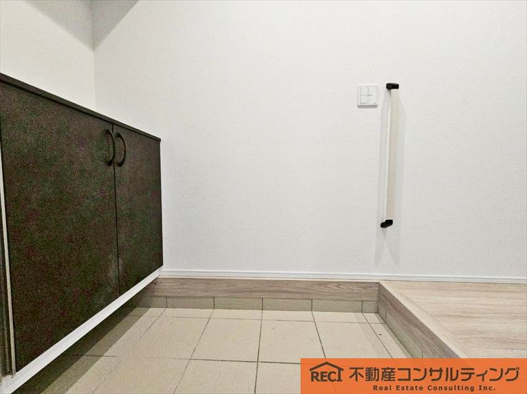 神戸市灘区高尾通1丁目　新築戸建　2号棟の玄関