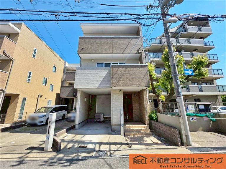 神戸市東灘区魚崎南町3丁目　中古戸建の外観|アイランドキッチンで開放感のあるキッチン♪