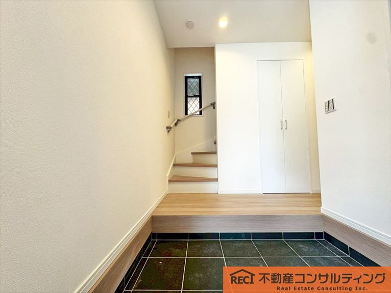 西宮市南甲子園2丁目　新築戸建の玄関