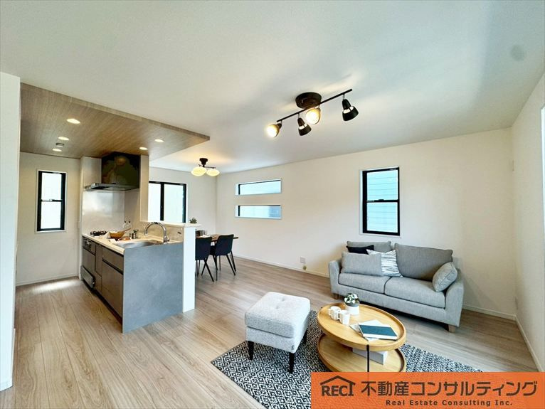 西宮市南甲子園2丁目　新築戸建の居間・リビング|全居室収納付きでスッキリお部屋を使えます♪