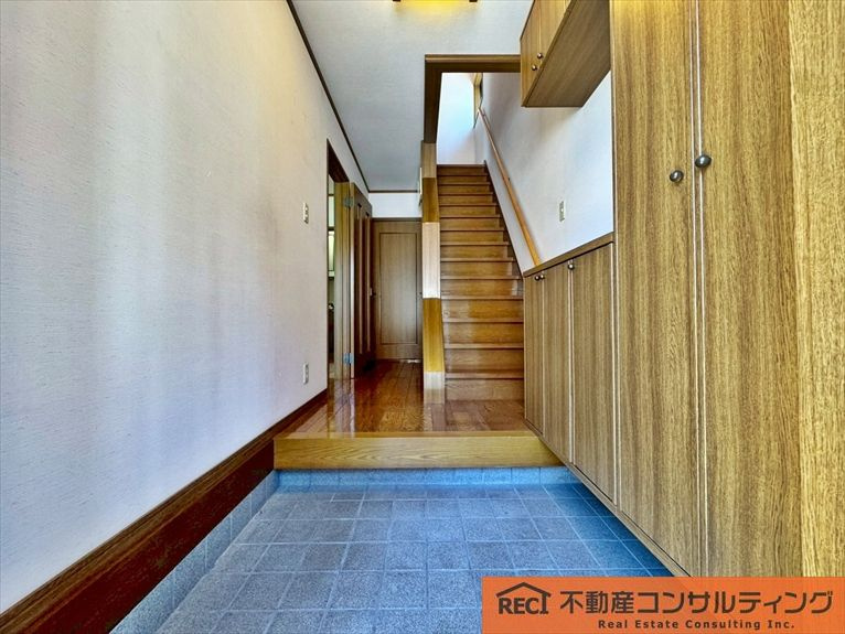 神戸市東灘区西岡本6丁目　中古戸建の玄関