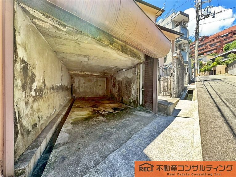 神戸市東灘区西岡本6丁目　中古戸建の駐車場