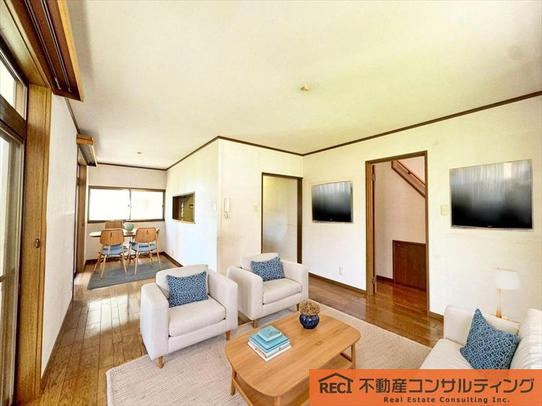 神戸市東灘区西岡本6丁目　中古戸建の居間・リビング|対面キッチンで家族との会話も楽しめます